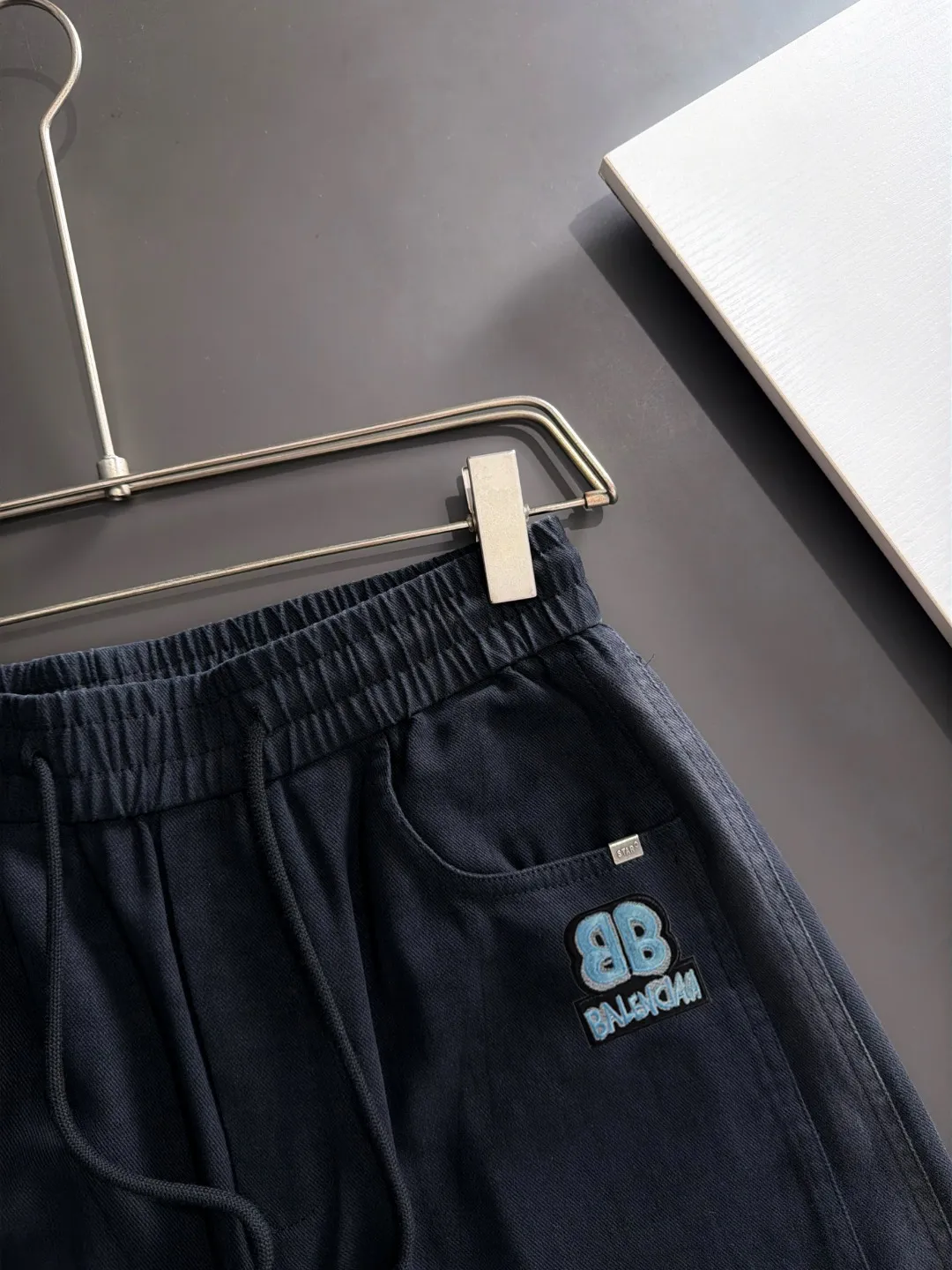 Next day shipment P195 Balenciaga High Quality 2026 Autumn and Winter New Arrival elastic band casual pants, counter-customized fabrics, Breathable, high comfort, impeccable details, brand element design concept, reflecting high quality. It feels delicate and soft! It presents a casual cut and the upper body shape is great! Sizes:S-3XL